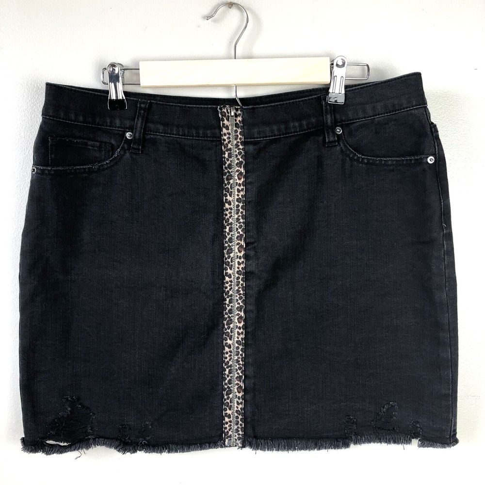 New York & Company Denim Skirt Size 14 Black Mini Cheetah Front Zip Distressed